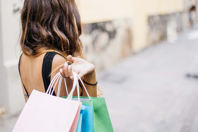 Shoppe neue Outfits online Dame shoppt neue Outfits