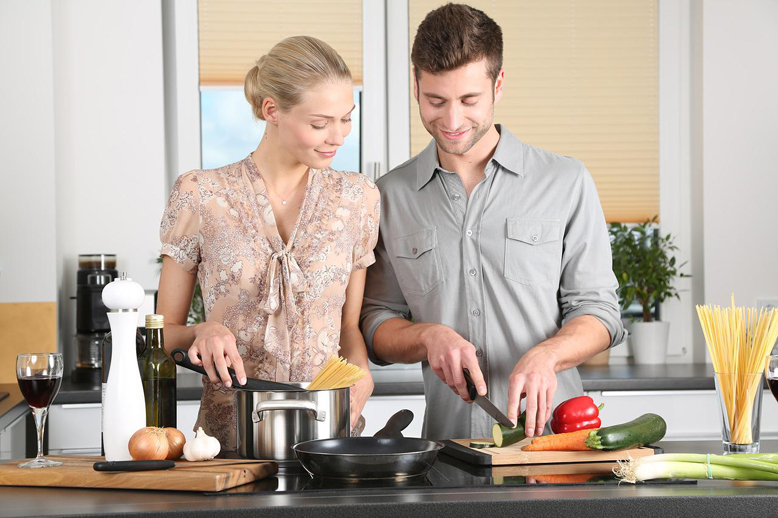 Gesund kochen und dabei sparen Mann und Frau beim Kochen