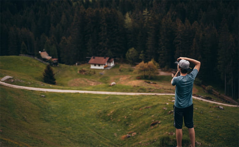 Fotos erstellen und online drucken Mann fotografiert Wald
