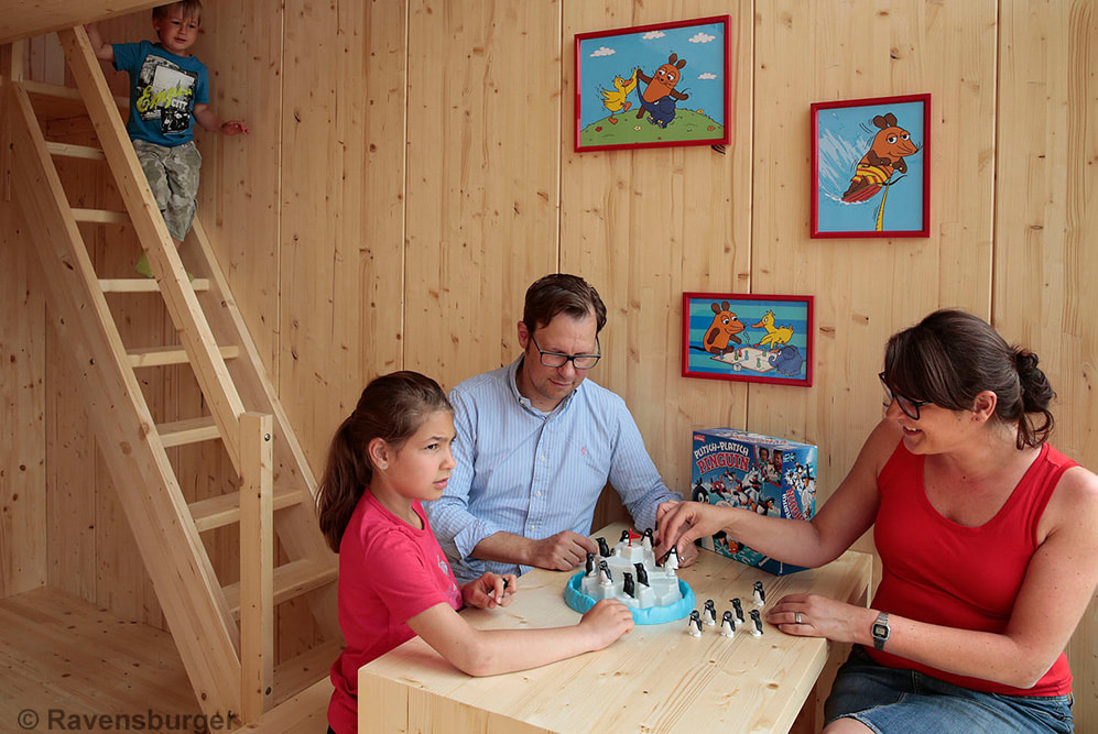 Ravensburger Spiele ausprobieren Familie spielt Ravensburger Spiele