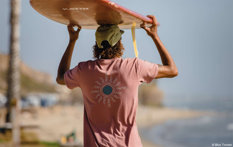 Mit Blue Tomato machst du immer eine gute Figur Person trägt Surfboard auf dem Kopf