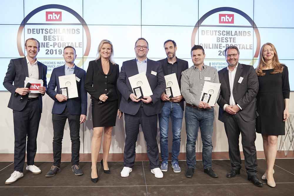 Torsten Latussek (3. von rechts) und die anderen Nominierten Nach dem Erhalt des Awards