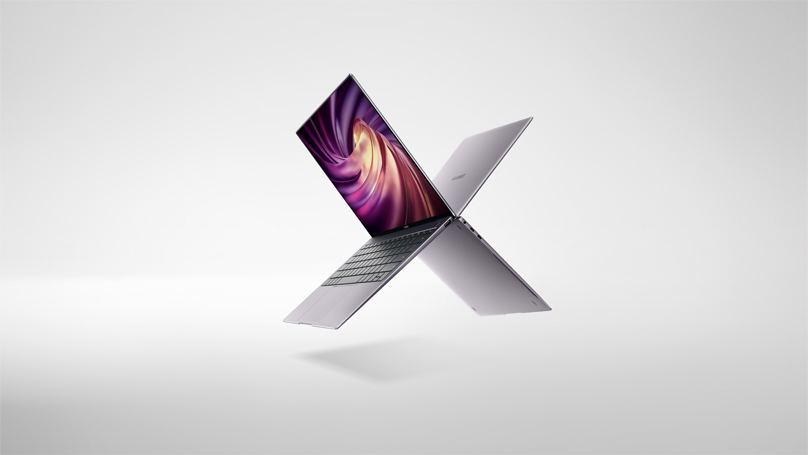 Zwei HUAWEI MateBook X Pro so angeordnet, dass sie ein X ergeben Das HUAWEI MateBook X Pro