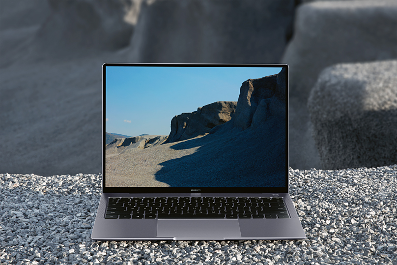 Gestochen scharfes Display des HUAWEI MateBook X Pro HUAWEI MateBook X Pro auf steinigem Hintergrund