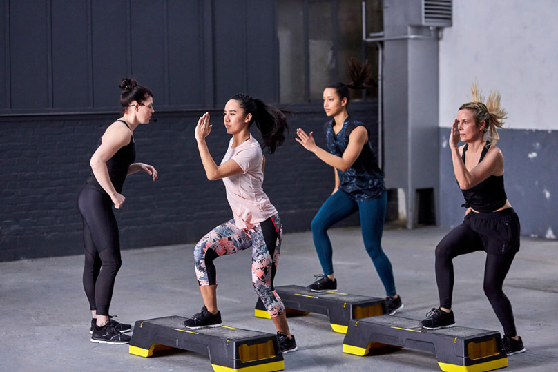 Eine Sportgruppe macht Step-Aerobic Eine Sportgruppe macht Step-Aerobic