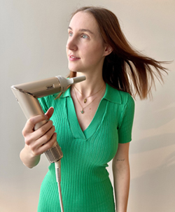 Shark FlexStyle Konzentrator Frau föhnt sich mit dem Shark FlexStyle die Haare